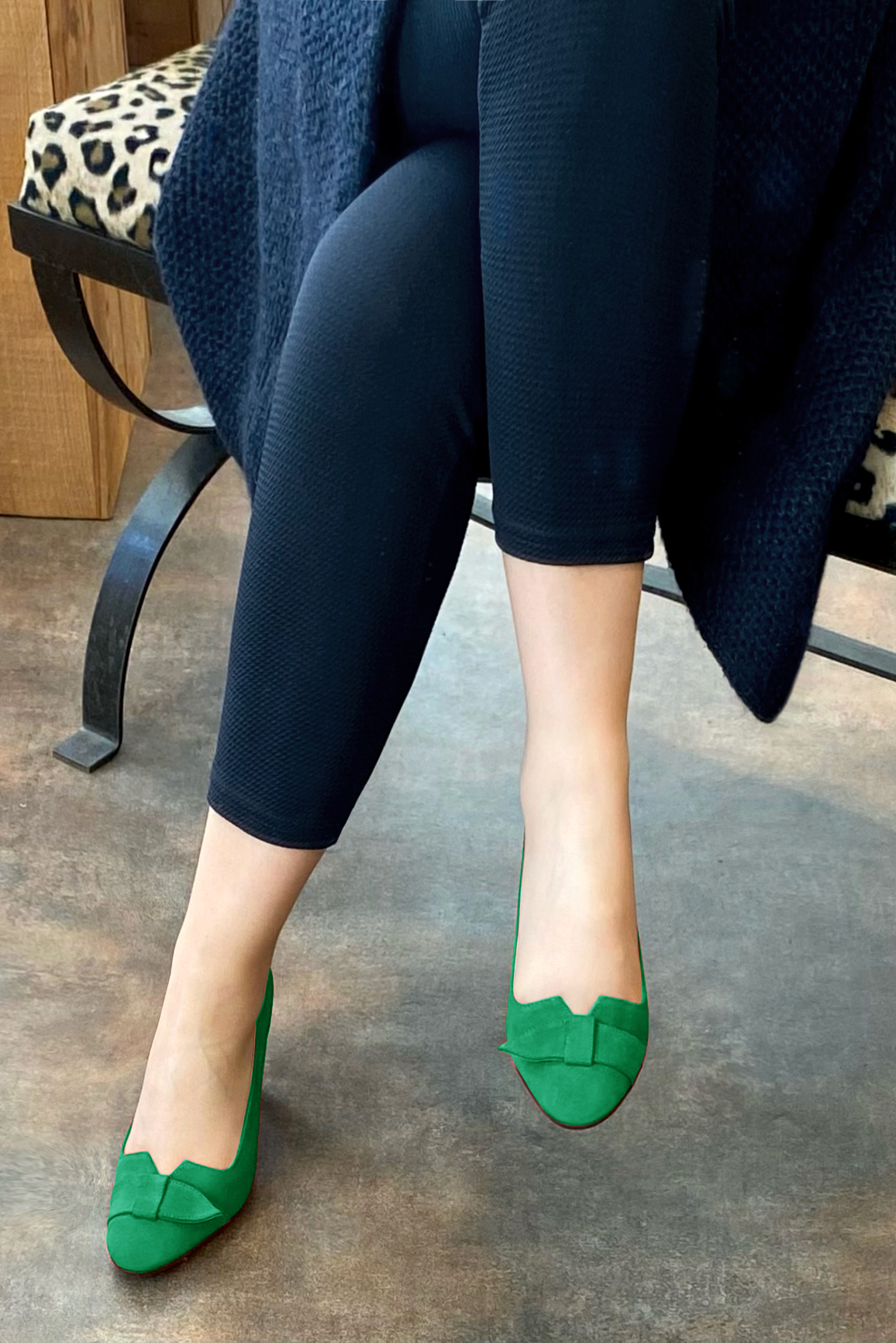 French elegance and refinement for these emerald green dress pumps, with a knot on the front, 
                available in many subtle leather and colour combinations. Possibility to customize with your colors, materials and heels.
With its original cutout, this pretty fitted pump
will render you great services, combining comfort and distinction. 
                Matching clutches for parties, ceremonies and weddings.   
                You can customize these shoes to perfectly match your tastes or needs, and have a unique model.  
                Choice of leathers, colours, knots and heels. 
                Wide range of materials and shades carefully chosen.  
                Rich collection of flat, low, mid and high heels.  
                Small and large shoe sizes - Florence KOOIJMAN